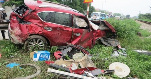 Toàn cảnh vụ xế hộp CX5 bị tàu tông nát bét