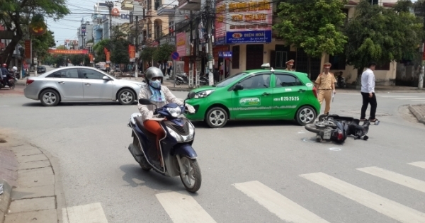 Hà Nam: Mất tầm nhìn, 2 ô tô đâm nhau tại ngã tư