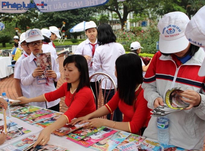 Những đầu b&aacute;o, tạp ch&iacute; Hoa học tr&ograve;,...