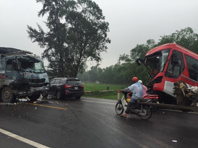 H&agrave; Tĩnh: Xe kh&aacute;ch đối đầu xe tải, h&agrave;ng chục h&agrave;nh kh&aacute;ch h&uacute; v&iacute;a