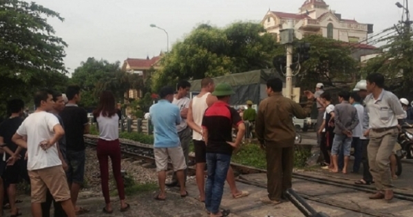 Cố băng qua đường tàu, người đàn ông bị đâm văng xa 50m, thi thể không còn nguyên vẹn