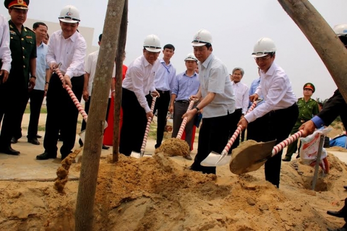 Chủ tịch nước Trần Đại Quang trồng c&acirc;y lưu niệm tại Đ&agrave; Nẵng.