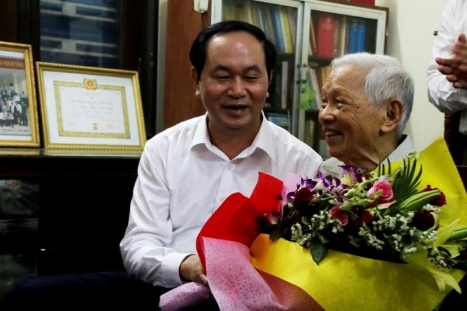 Thăm v&agrave; tặng qu&agrave; &ocirc;ng Trần Thận.