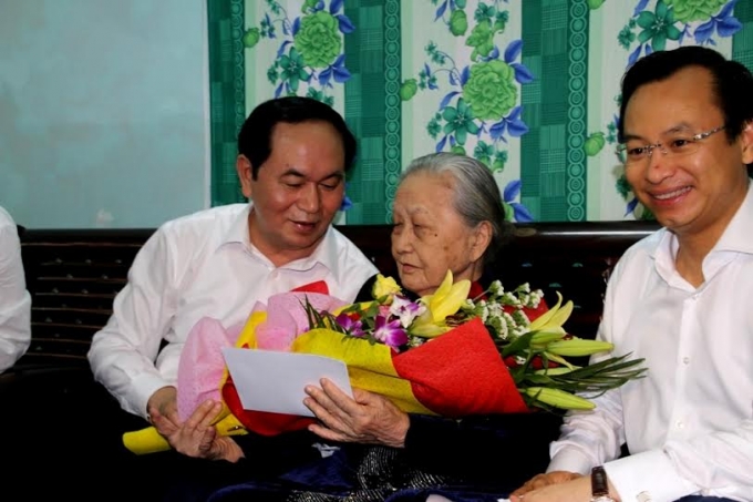 Chủ tịch nước thăm v&agrave; tặng qu&agrave; Mẹ Việt Nam Anh h&ugrave;ng Đặng Thị Trọng.
