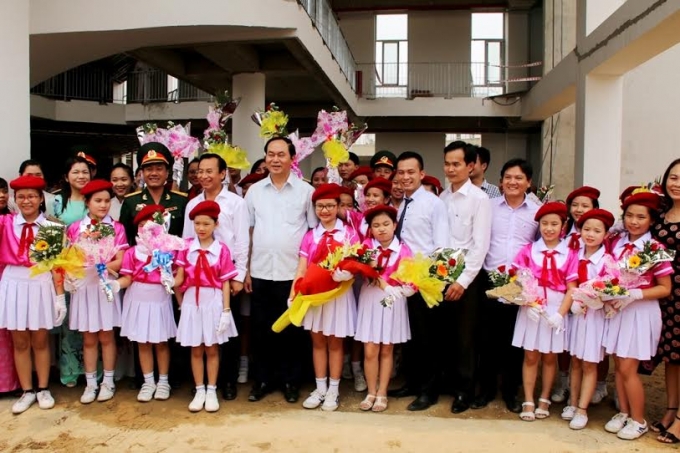 Chụp h&igrave;nh chung với c&aacute;c em học sinh.