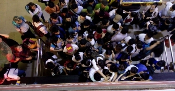 Hơn 4 vạn người đổ về bến xe Mỹ Đình chiều 29/4