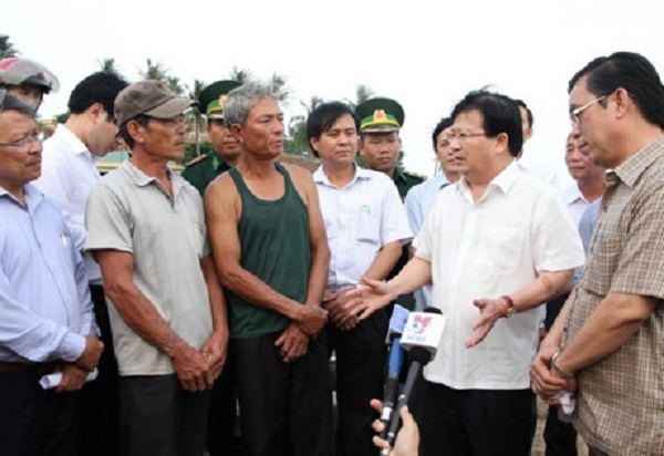 Ph&oacute; Thủ tướng Trịnh Đ&igrave;nh Dũng (thứ 2 từ phải sang) t&igrave;m hiểu thiệt hại của ngư d&acirc;n tại tỉnh Quảng Trị. Ảnh: Hưng Thơ.