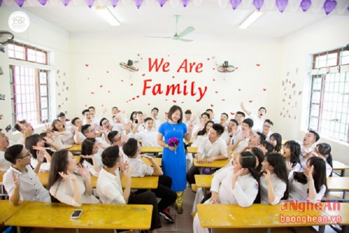 &ldquo;We are family&rdquo; - ch&uacute;ng ta l&agrave; một gia đ&igrave;nh, v&agrave; c&ocirc; gi&aacute;o ch&iacute;nh l&agrave; người mẹ hiền của 44 người con nghịch ngợm ấy.