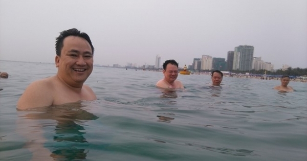 Cán bộ Đà Nẵng đồng loạt tắm biển sáng 30/4