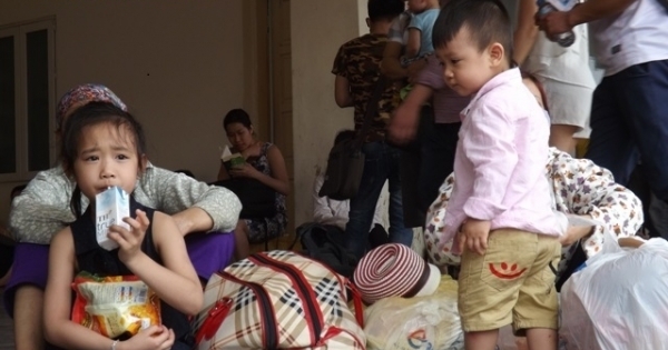 Chùm ảnh: Người dân đội nắng nóng chờ xe về quê dịp nghỉ lễ