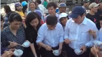 Chủ tịch Thành phố Đà Nẵng tự tin thưởng thức cá nục nhúng dấm cùng ngư dân