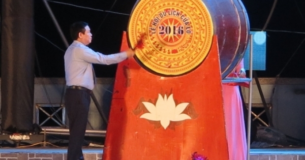 Cửa Lò - Nghệ An: Dòng người chen chúc tham dự khai mạc "Biển gọi" 2016