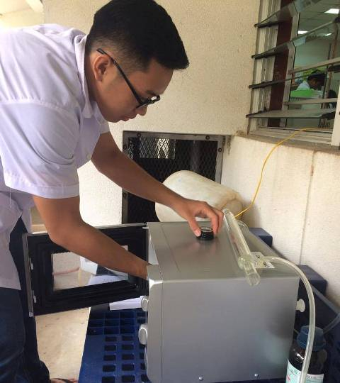 Em Anh Duy được thực hiện c&ocirc;ng đoạn tr&iacute;ch ly c&aacute;c hợp chất Polyphenol từ vỏ chuối xi&ecirc;m.