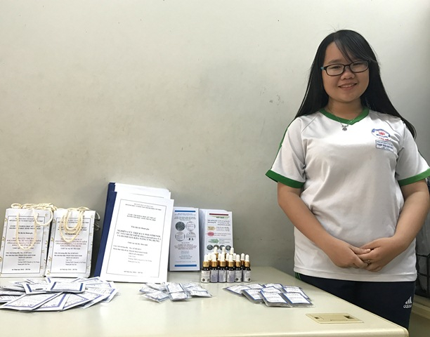 Bảo Nghi b&ecirc;n c&aacute;c sản phẩm được tạo ra từ vỏ chuối.