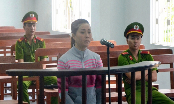 Bị c&aacute;o Tố Vững (&aacute;o đỏ) mở cơ sở tr&ocirc;ng trẻ kh&ocirc;ng đủ ti&ecirc;u chuẩn tại nh&agrave;.