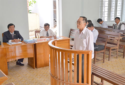 &Ocirc;ng Nguyễn Ch&iacute; Khanh tại t&ograve;a. (Ảnh: b&aacute;o B&igrave;nh Thuận)