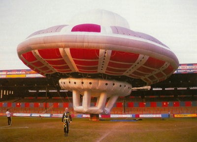 &Ocirc;ng chủ h&atilde;ng h&agrave;ng kh&ocirc;ng Virgin Records đ&atilde; tạo UFO giả để