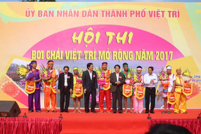 Đồng ch&iacute; Ho&agrave;ng D&acirc;n Mạc - B&iacute; thư tỉnh ủy l&ecirc;n trao hoa cho c&aacute;c đội tham gia trước khi bắt đầu trận đấu.&nbsp;