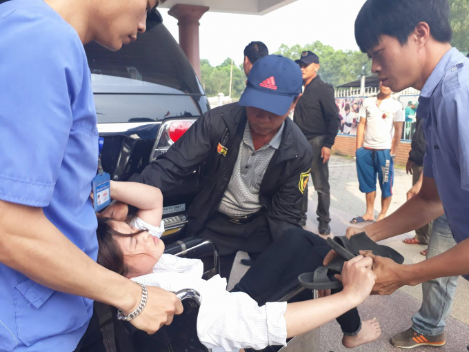 C&ocirc;ng nh&acirc;n được chuyển đến bệnh viện cấp cứu.