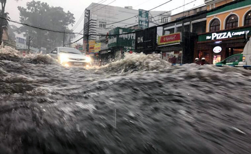 Nước chảy như th&aacute;c tr&ecirc;n đường V&otilde; Văn Ng&acirc;n. Ảnh:&nbsp;A.X