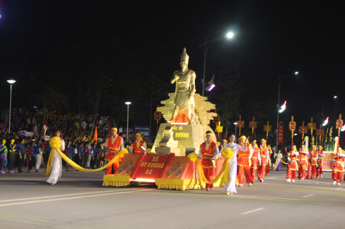 Lễ hội Đền H&ugrave;ng 2017: H&agrave;ng ngh&igrave;n người tham gia Lễ hội d&acirc;n gian đường phố