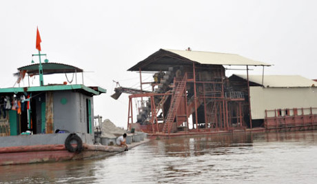 Dự &aacute;n khai th&aacute;c c&aacute;t tr&ecirc;n s&ocirc;ng Cầu qua huyện Quế V&otilde; (Bắc Ninh) đ&atilde; tạm dừng.