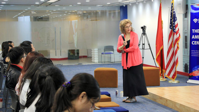 Đạo diễn Janet Grillo giao lưu c&ugrave;ng kh&aacute;n giả TP.HCM sau buổi chiếu phim Jack of the Red Hearts ng&agrave;y 14-3 - Ảnh: Ngọc Đ&ocirc;ng