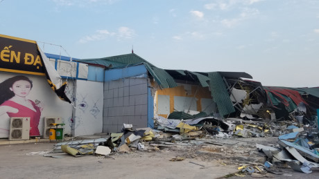 Cửa h&agrave;ng Tiến Đạt Dream 2 bị cưỡng chế ph&aacute; dỡ phần x&acirc;y dựng tr&aacute;i quy định chiều 30/3. Ảnh:&nbsp;Đồng Mai.