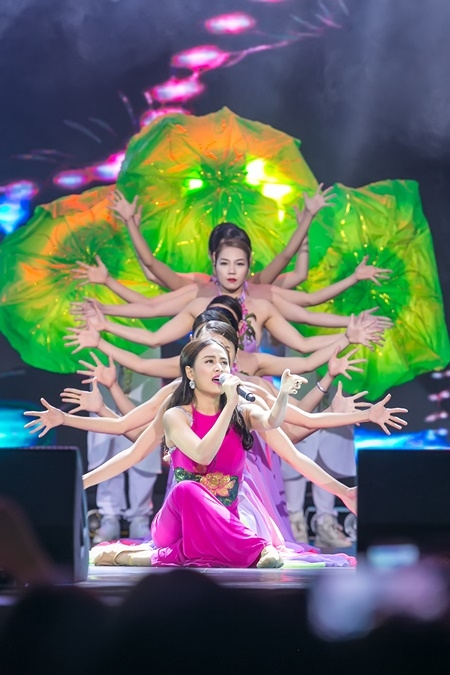 Phần tr&igrave;nh diễn B&aacute;nh tr&ocirc;i nước của Ho&agrave;ng Th&ugrave;y Linh trong sự kiện tối qua.