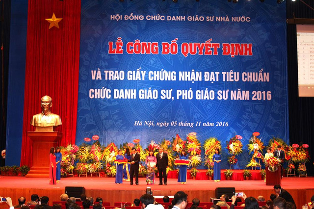 Bộ Nội vụ đề nghị Bộ GD&amp;amp;amp;ĐT cần nghi&ecirc;n cứu theo hướng n&acirc;ng cao hơn nữa ti&ecirc;u chuẩn ph&oacute; gi&aacute;o sư so với hiện nay. Tr&ecirc;n cơ sở ti&ecirc;u chuẩn của ph&oacute; gi&aacute;o sư để quy định ti&ecirc;u chuẩn của gi&aacute;o sư cho ph&ugrave; hợp.