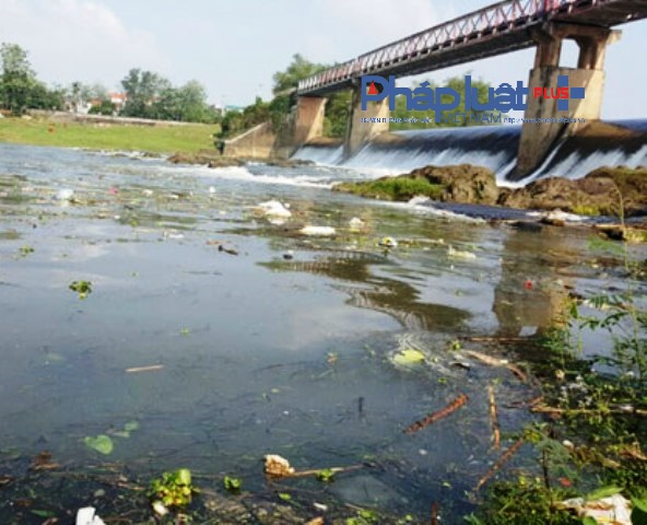 Bao tải lợn nổi lập lờ tr&ecirc;n s&ocirc;ng m&ugrave;i rất kh&oacute; chịu (Ảnh Đ&agrave;o Tấn)