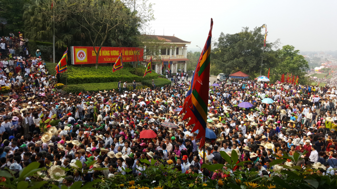 H&agrave;ng ng&agrave;n người về d&acirc;ng hương tạo ra cảnh &ugrave;n tắc tại ch&acirc;n đền.