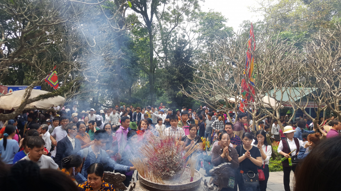 Mặc d&ugrave; d&ograve;ng người đổ về rất đ&ocirc;ng nhưng ai cũng mong muốn được d&acirc;ng l&ecirc;n c&aacute;c Vua H&ugrave;ng những n&eacute;n hương tỏ l&ograve;ng th&agrave;nh k&iacute;nh, biết ơn.
