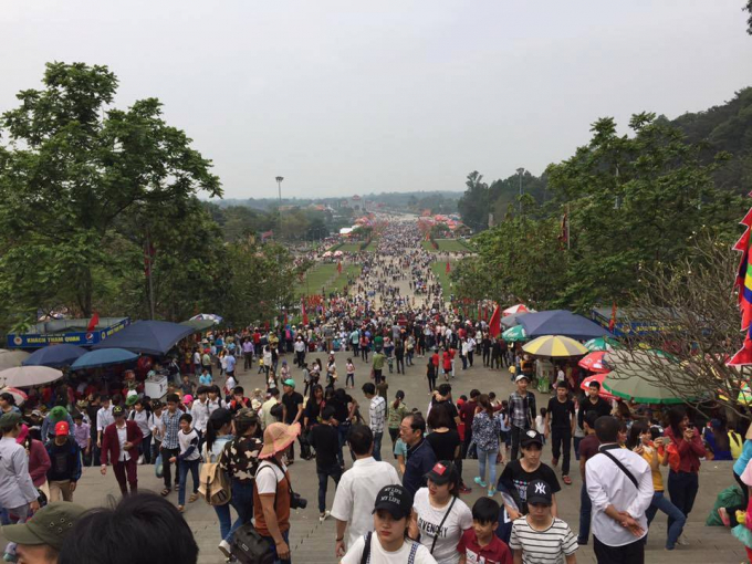 Ước t&iacute;nh trong ng&agrave;y 2/4 (tức 6/3 &acirc;m lịch) c&oacute; khoảng 1,7 triệu du kh&aacute;ch về d&acirc;ng hương.&nbsp;