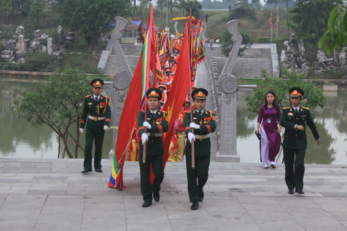 Đội diễu h&agrave;nh tại miếu Sim nơi thờ Đức Quốc Tổ Lạc Long Qu&acirc;n.&nbsp;