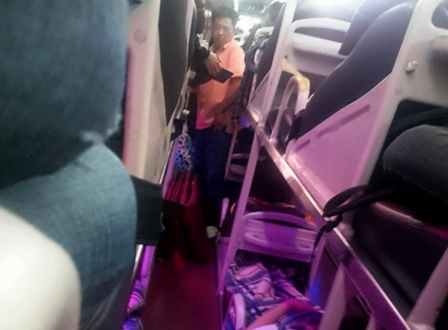 Nh&acirc;n vi&ecirc;n của h&atilde;ng xe Hưng Th&agrave;nh y&ecirc;u cầu h&agrave;nh kh&aacute;ch phải ghi t&ecirc;n v&agrave;o danh s&aacute;ch.