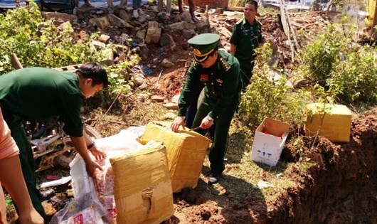 Đồn Bi&ecirc;n ph&ograve;ng CKQT Lao Bảo ti&ecirc;u hủy 400kg thịt g&acirc;n g&agrave; thối.