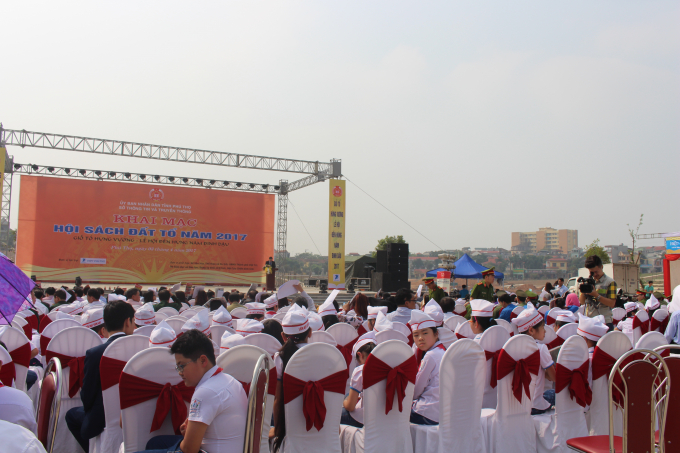 H&agrave;ng trăm c&aacute;c em học sinh tiểu học tham gia Hội s&aacute;ch Đất Tổ 2017.