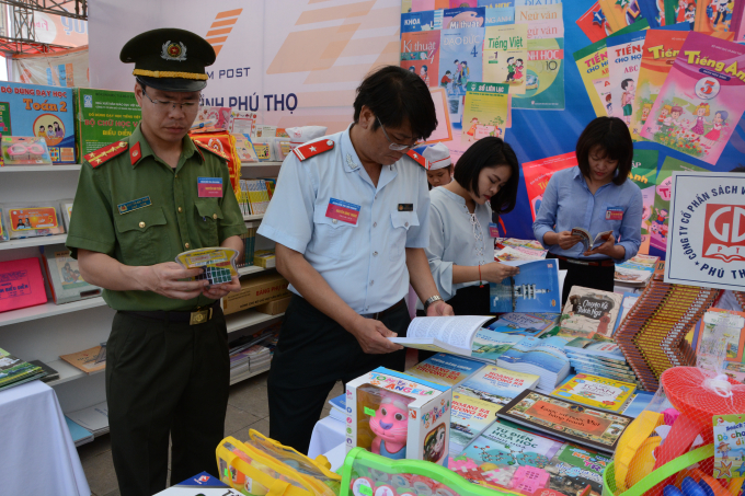 C&ocirc;ng an tỉnh Ph&uacute; Thọ đi kiểm tra c&aacute;c gian s&aacute;ch.&nbsp;