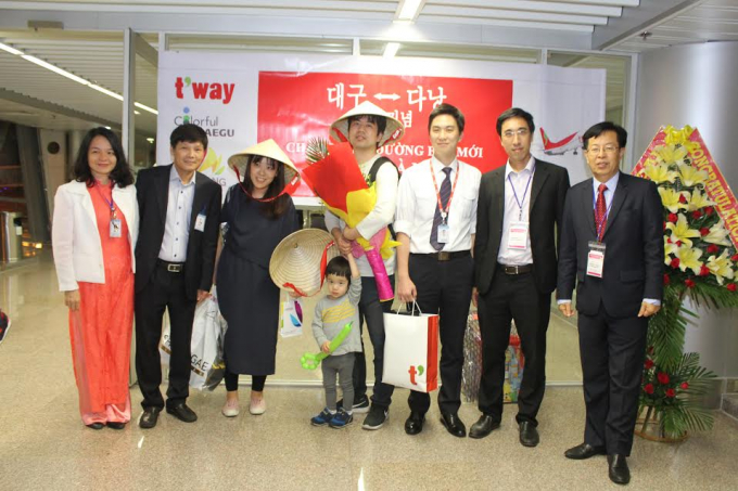 Những h&agrave;nh kh&aacute;ch đầu ti&ecirc;n c&oacute; mặt chuyến bay Đ&agrave; Nẵng đi Daegu v&agrave;o ng&agrave;y 2/4.