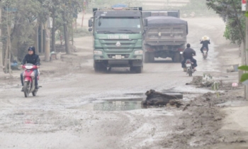 Hà Nội: Tan nát một con đường vì... cát