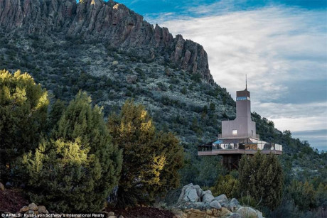 Ng&ocirc;i nh&agrave; 10 tầng, c&oacute; 3 ph&ograve;ng ngủ, 4 ph&ograve;ng tắm