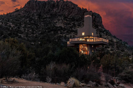 T&ograve;a nh&agrave; c&oacute; kiến tr&uacute;c độc đ&aacute;o nh&igrave;n ra Đỉnh San Francisco, Thumb Butte, Đỉnh Humphrey, v&agrave; n&uacute;i Bill Williams.