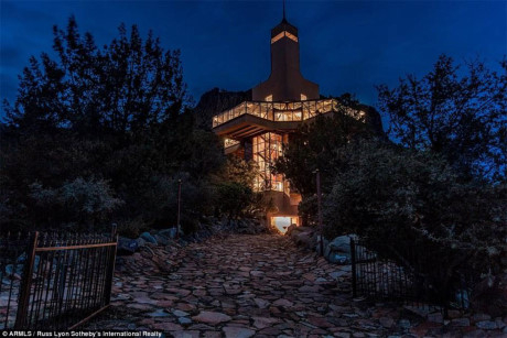 Nh&agrave; c&oacute; hệ thống thang m&aacute;y thủy lực v&agrave; hệ thống năng lượng đặc biệt gi&uacute;p nh&agrave; m&aacute;t m&ugrave;a h&egrave; v&agrave; ấm m&ugrave;a đ&ocirc;ng.