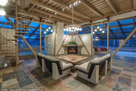 Ph&ograve;ng kh&aacute;ch đơn giản, sang trọng.