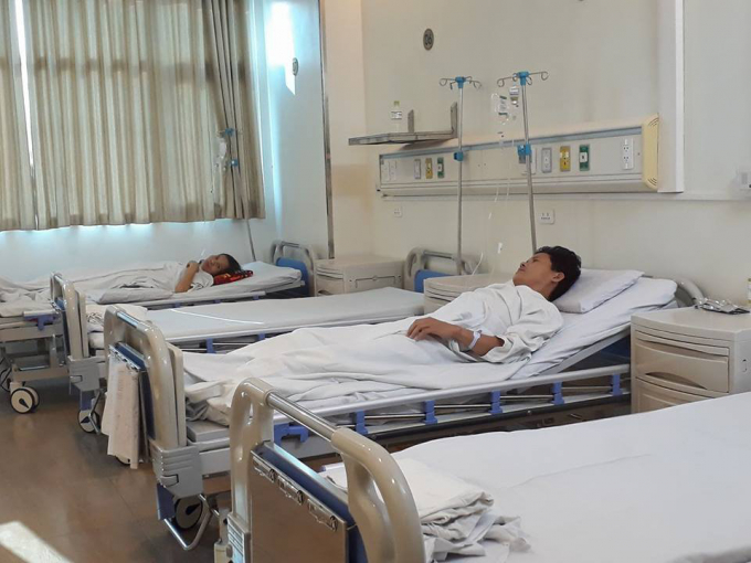 Anh Dương Văn Tiến đang hồi phục sau khi hiến 60% gan cứu con g&aacute;i (Ảnh: Th&ugrave;y Linh).