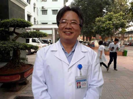 GS.TS Trần B&igrave;nh Giang- GĐ BV Việt Đức vui mừng chia sẻ về sự th&agrave;nh c&ocirc;ng của ca gh&eacute;p tạng phức tạp (Ảnh: Th&ugrave;y Linh).