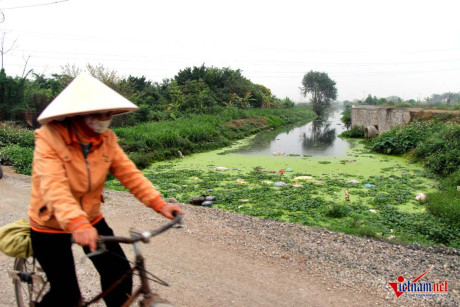 T&igrave;nh trạng &ocirc; nhiễm nặng nề tại đoạn k&ecirc;nh chảy qua th&ocirc;n Hậu &Aacute;i, x&atilde; V&acirc;n Canh