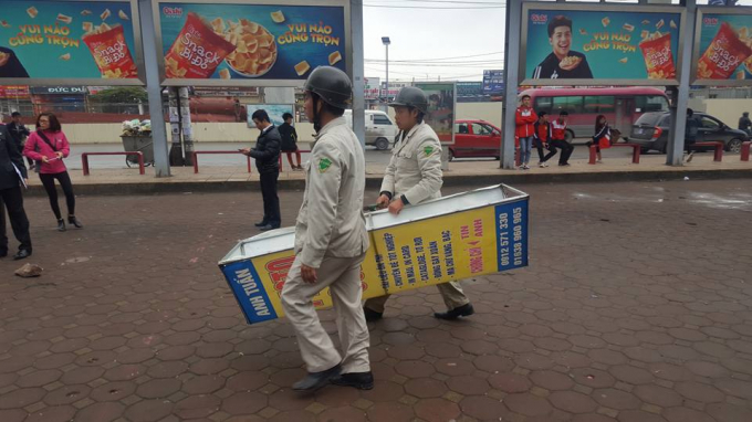 Lực lượng chức năng dẹp vỉa h&egrave;, lấy lại kh&ocirc;ng gian cho người đi bộ. Ảnh minh họa.