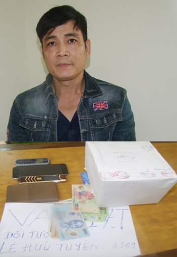 L&ecirc; Hữu Tuy&ecirc;n c&ugrave;ng tang vật vụ &aacute;n. (Ảnh: b&aacute;o Nh&acirc;n d&acirc;n)